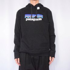 画像2: Patagonia ロゴプリントスウェットフーディー BLACK L (2)