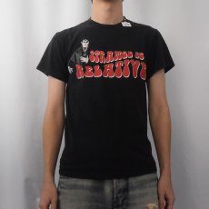 画像2: DARK SHADOWS "STRANGE IS RELATIVE" ホラーコメディ映画プリントTシャツ (2)