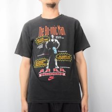 画像2: 90's NIKE Bo Jackson "The Bo-onic Man" プロ野球選手 パロディプリントTシャツ BLACK (2)