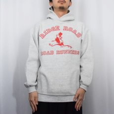 画像2: 90's RUSSELL ATHLETIC USA製 "RIDGE ROAD" ロードランナー プリントスエットフーディー XL (2)