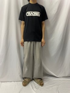 画像2: 90's TRACKER USA製 スケートロゴプリントTシャツ M (2)