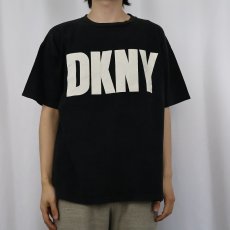 画像2: 90's DKNY ロゴプリントTシャツ BLACK (2)