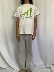 画像2: カーミット "EVOLUTION OF THE FROG..." ダーウィンの進化論 パロディTシャツ L (2)