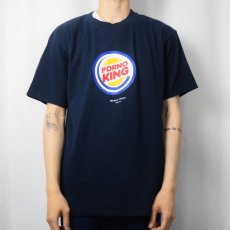 画像2: "PORNO KING" ハンバーガーショップパロディプリントTシャツ NAVY L (2)