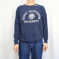 画像2: 70's Champion USA製 バータグ "GRORGE WASHINGTON UNIVERSITY" フロッキープリント ラグランスウェット NAVY L (2)