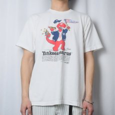 画像2: 【お客様支払処理中】80〜90's Saurus GANG USA製 "Yankeesasaurus" 恐竜キャラクタープリントTシャツ XL (2)