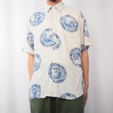 画像2: 90's PERRY ELLIS USA製 青花柄 レーヨンシャツ M (2)