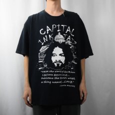 画像3: Charles Manson "CAPITAL INK TAT2" カルト指導者プリント タトゥーショップTシャツ BLACK 2XL (3)