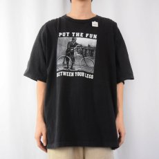 画像2: 90〜2000's USA製 "PUT THE FUN BETWEEN YOUR LEGS" プリントTシャツ BLACK XL (2)