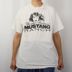 画像2: 90's MUSTANG RANCH エロプリントTシャツ XL (2)