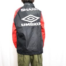 画像4: 90's UMBRO "SHARP" ロゴプリント 切り替えデザイン ジップジャケット M (4)