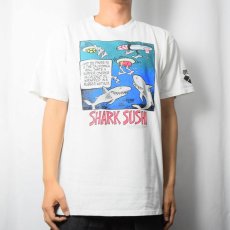 画像2: 90's GRIMMY USA製 "SHARK SUSHI" サメイラストプリントTシャツ L (2)