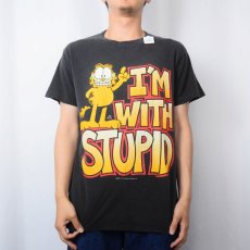 画像2: 90's GARFIELD USA製 "I'M WITH STUPID" キャラクタープリントTシャツ M (2)