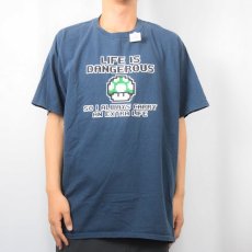 画像2: スーパーマリオ "LIFE IS DANGEROUS..." ゲームキャラクタープリントTシャツ NAVY XL (2)