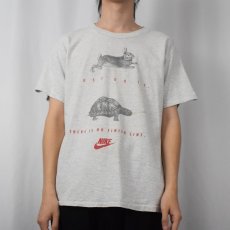 画像2: 90's NIKE 銀タグ USA製 ウサギと亀 プリントTシャツ M (2)