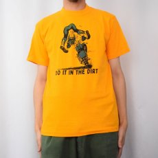 画像3: 80〜90's "DO IT IN THE DIRT" シュールイラストプリントTシャツ M (3)