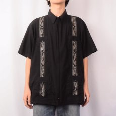 画像2: GUAYABERA フルジップ 刺繍デザイン キューバシャツ BLACK XL (2)