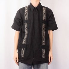 画像2: GUAYABERA フルジップ 刺繍デザイン キューバシャツ BLACK (2)