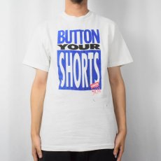 画像2: 90's Levi's USA製 "BUTTON YOUR SHORTS" プリントTシャツ M (2)