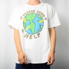 画像2: "PLEASE SEND HELP" シュールイラストプリントTシャツ (2)