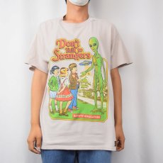 画像2: Steven Rhodes "Don't Talk to Strangers" イラストプリントTシャツ L (2)