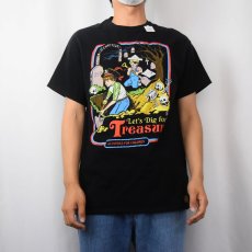 画像2: Steven Rhodes "Let's Dig for Treasure" イラストプリントTシャツ M (2)