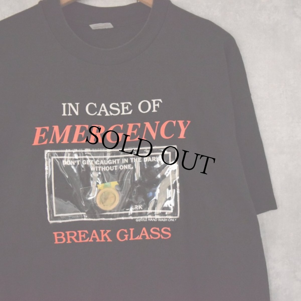 画像1: 90's USA製 "IN CASE OF EMERGENCY BREAK GLASS" ギミック エロTシャツ XL (1)