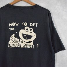 画像1: COOKIE MONSTER "HOW TO GET TO... SESAME STREET?" キャラクタープリントTシャツ (1)