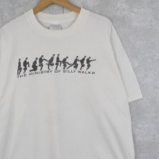 画像1: 2000's Monty Python "The Ministry of Silly Walks" コメディプリントTシャツ XL (1)