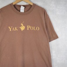 画像1: "YAK POLO" ブランドパロディプリントTシャツ L (1)