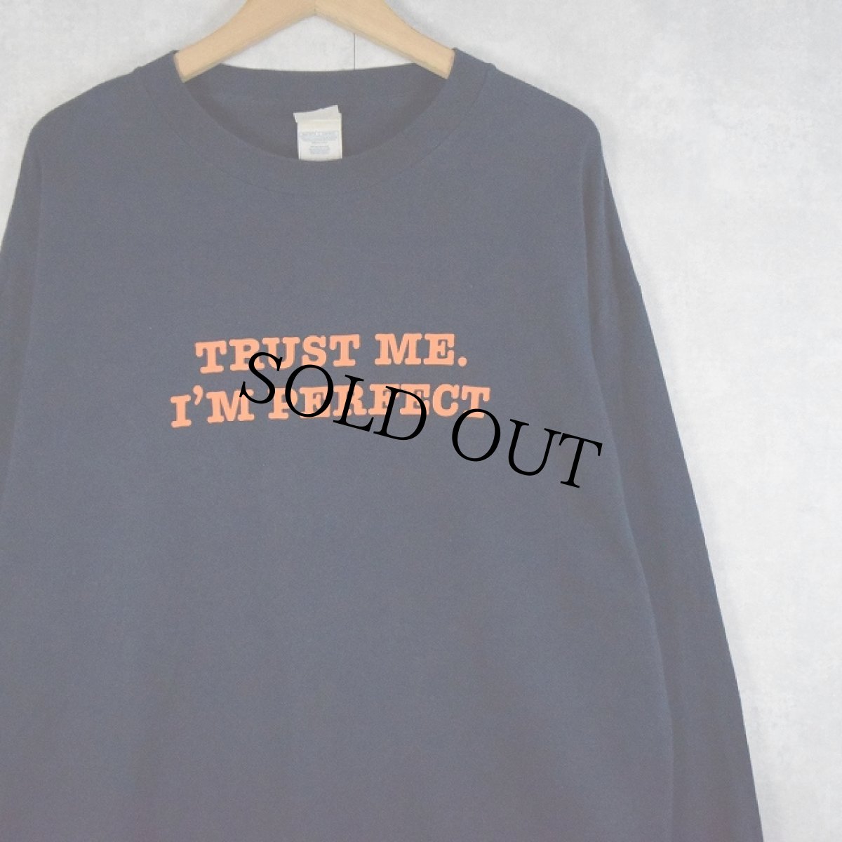 画像1: "TRUST ME. I'M PERFECT" ジョークプリントロンT NAVY XL (1)