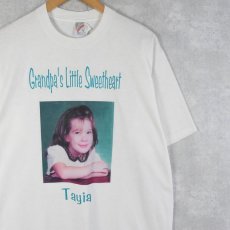 画像1: 90's USA製 "Grandpa's Little Sweetheart Tayia" メモリアルフォトプリントTシャツ L (1)