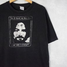 画像1: Charles Manson "is it hot here... or am i crazy?" カルト指導者Tシャツ L (1)