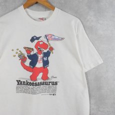 画像1: 【お客様支払処理中】80〜90's Saurus GANG USA製 "Yankeesasaurus" 恐竜キャラクタープリントTシャツ XL (1)