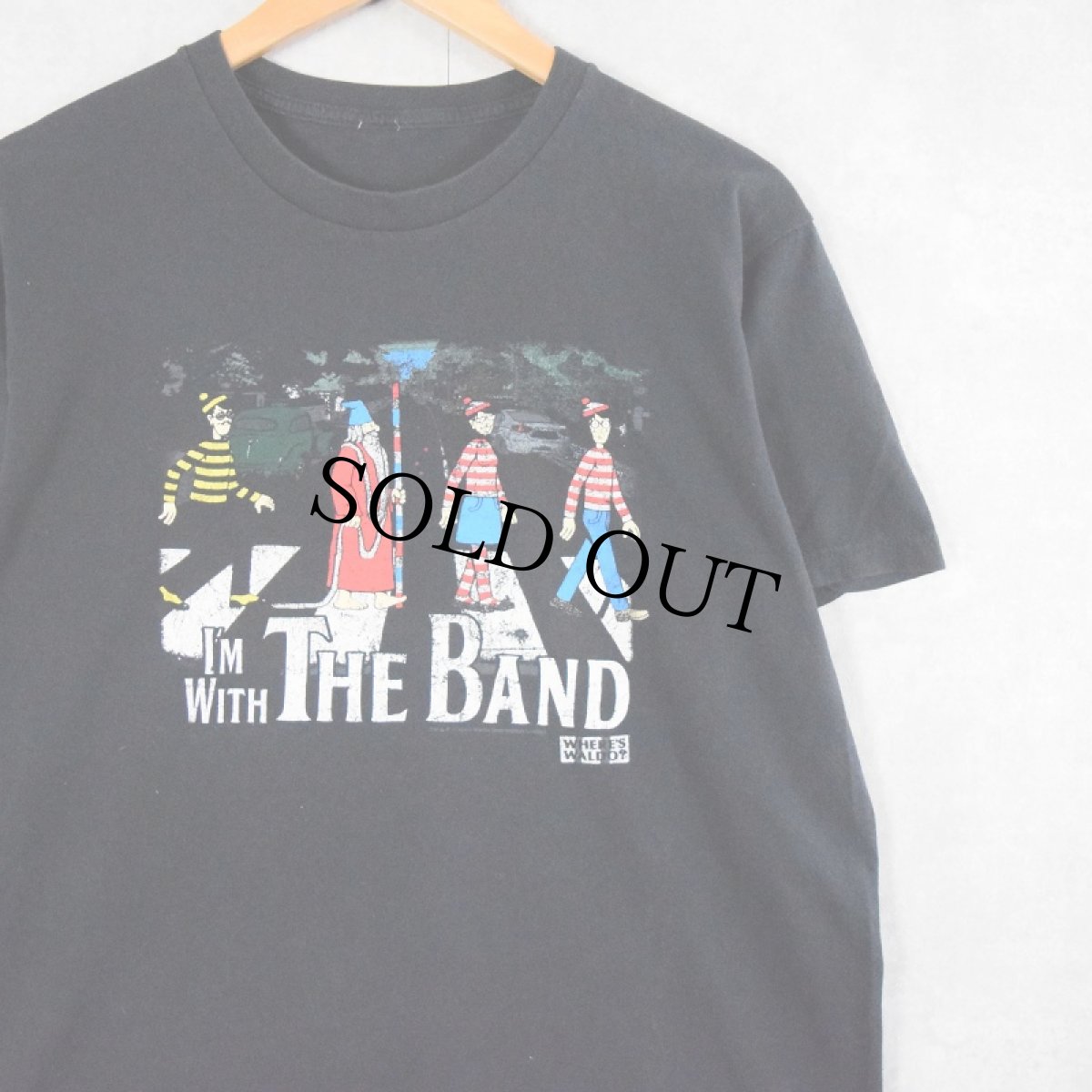 画像1: WHERE'S WALDO? "I'M WITH THE BAND" キャラクターパロディTシャツ BLACK (1)