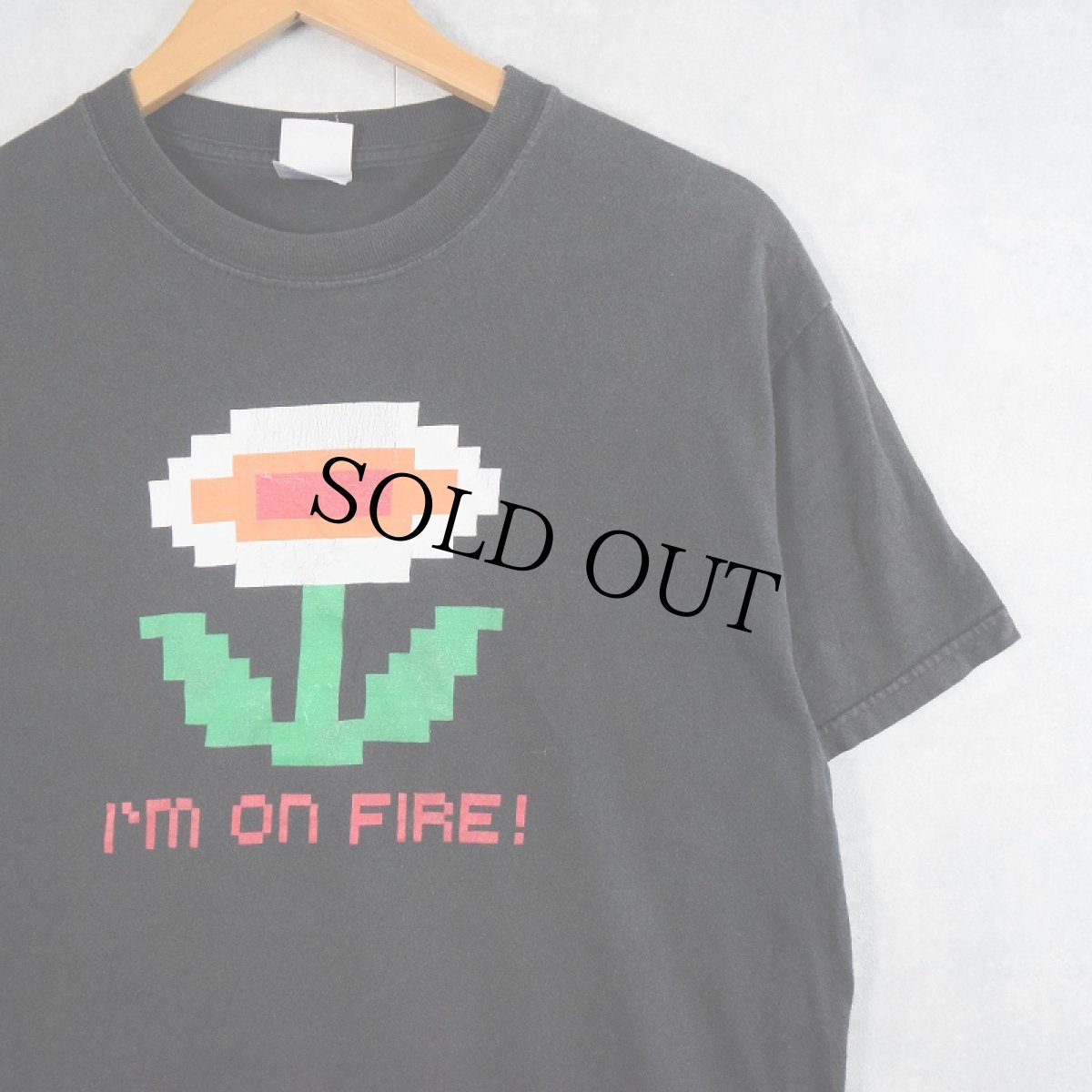 画像1: SUPER MARIO BROS. ファイアフラワー "I'M ON FIRE!" ゲームプリントTシャツ BLACK M (1)