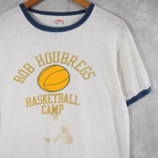 画像1: 70's Champion USA製 赤バータグ "BOB HOUBREGS" プリントリンガーTシャツ XL (1)