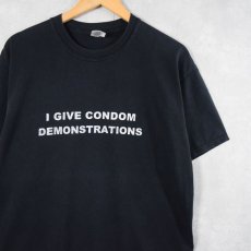 画像1: "I GIVE CONDOM DEMONSTRATIONS" メッセージプリント エロTシャツ BLACK L (1)