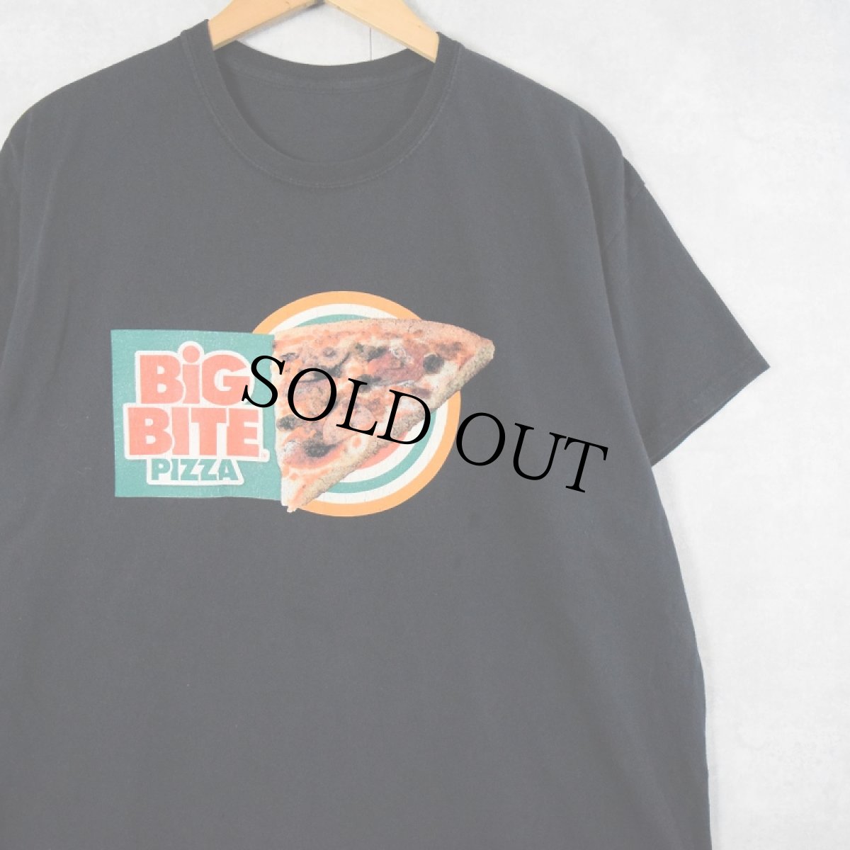 画像1: 7-ELEVEN "BIG BITE PIZZA" コンビニエンスストア ピザプリントTシャツ BLACK (1)