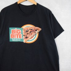 画像1: 7-ELEVEN "BIG BITE PIZZA" コンビニエンスストア ピザプリントTシャツ BLACK (1)