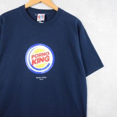 画像1: "PORNO KING" ハンバーガーショップパロディプリントTシャツ NAVY L (1)