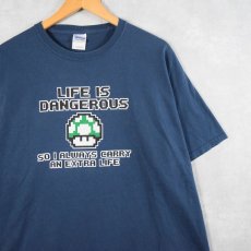 画像1: スーパーマリオ "LIFE IS DANGEROUS..." ゲームキャラクタープリントTシャツ NAVY XL (1)