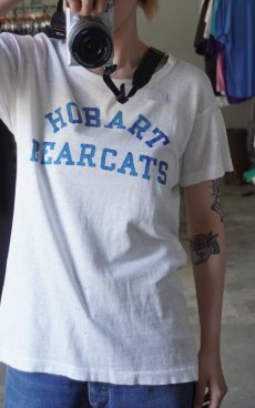 画像2: 60's〜 "HOBART EARCATS" フロッキープリントTシャツ (2)