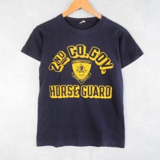 画像1: 50〜60's Champion 小文字ランタグ "2ND CO.GOV. HORSE GUARD" フロッキープリントTシャツ NAVY M (1)