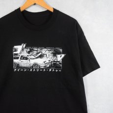 画像1: 2000's  "クイーンストリートタトゥー" 頭文字Dパロディ プリント Tシャツ BLACK (1)