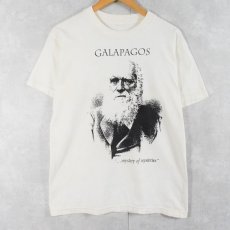 画像1: Charles Darwin "GALAPAGOS" 偉人プリントTシャツ (1)