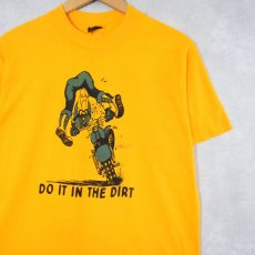 画像1: 80〜90's "DO IT IN THE DIRT" シュールイラストプリントTシャツ M (1)