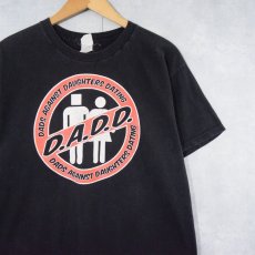 画像1: "D.A.D.D." 薬物乱用防止団体パロディTシャツ M (1)