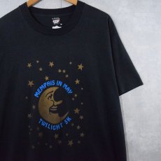 画像1: 90's NIKE × KFI USA製 社外タグ "MEMPHIS IN MAY TWILIGHT 5K" イラストプリントTシャツ BLACK XL (1)