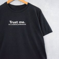 画像1: Lynda.com "Trust me. I'm a trained professional." 企業プリントTシャツ BLACK (1)